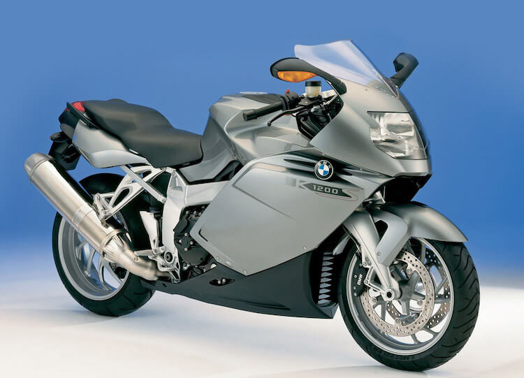 Это не чистый спорт. У него другие настройки узлов и агрегатов, бОльшая колесная база и на него можно навесить кофры, чтобы с комфортом ездить на большие расстояния. Фото.