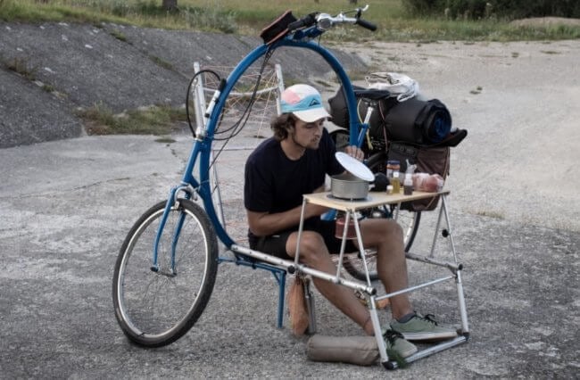 Разработан туристический велосипед со встроенным столом и кроватью. Фото.