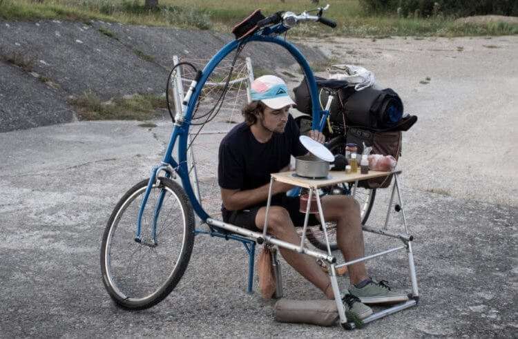Разработан туристический велосипед со встроенным столом и кроватью