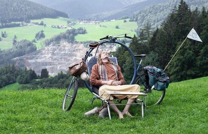 Бернхард Соботта отдыхает на велосипеде. Фото.