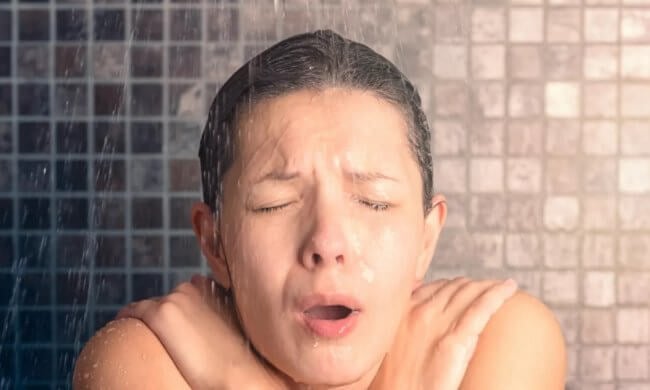 Холодный душ полезен для здоровья: правда или ложь? Фото.