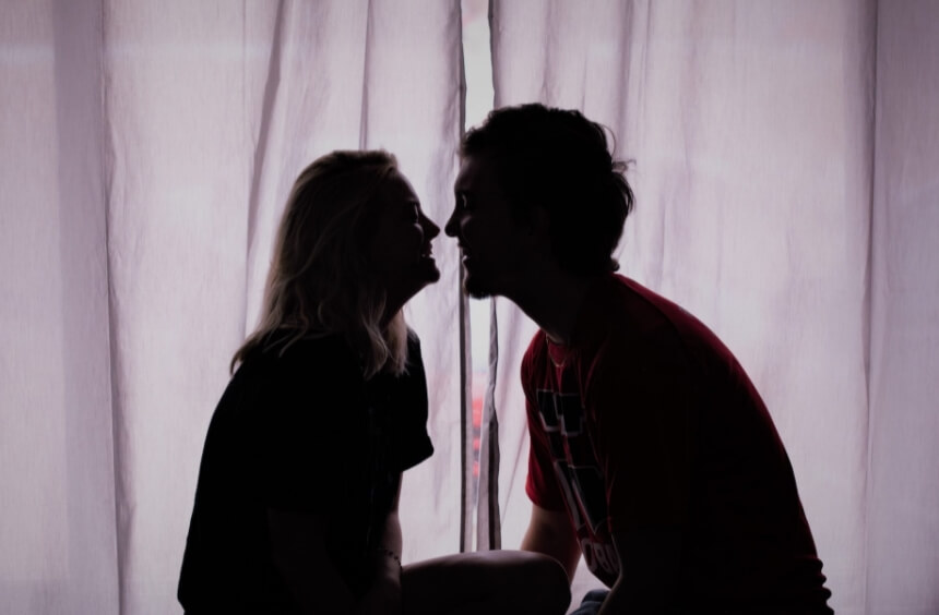 Также люди часто выбирают пару того же социального статуса. Фото.