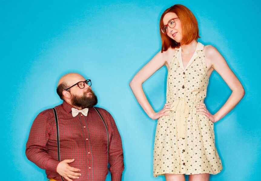 Люди часто выбирают себе пару такого же роста. Фото.