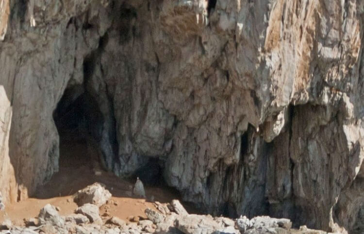 Пещера Вангард на Гибралтаре. Вход в пещеру Вангард. Фото.