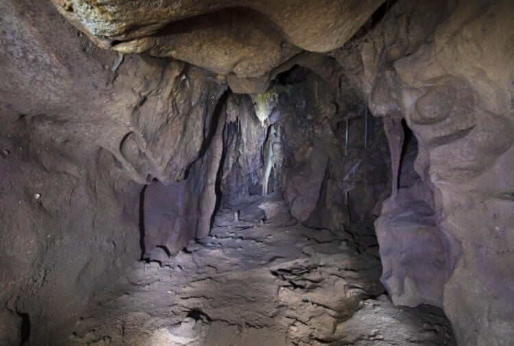 Потайная комната в пещере. Потайная комната внутри пещеры Вангард. Фото.