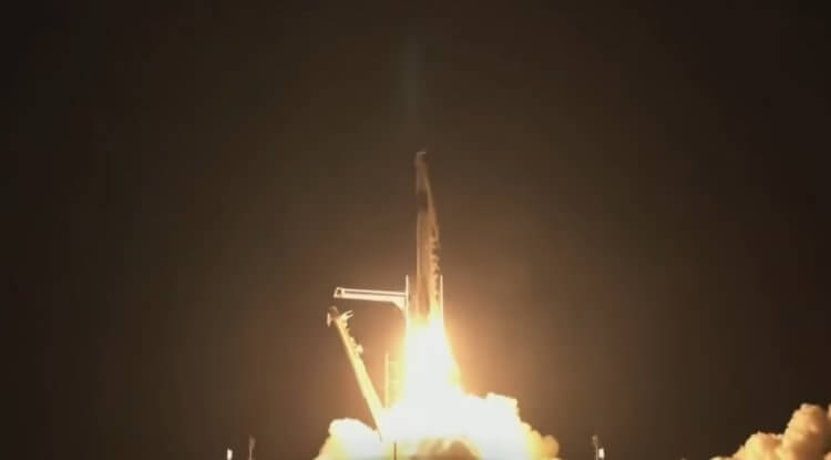 SpaceX отправила в космос обычных людей. Как все прошло? Момент запуска ракеты-носителя Falcon 9 с астронавтами-любителями. Фото.