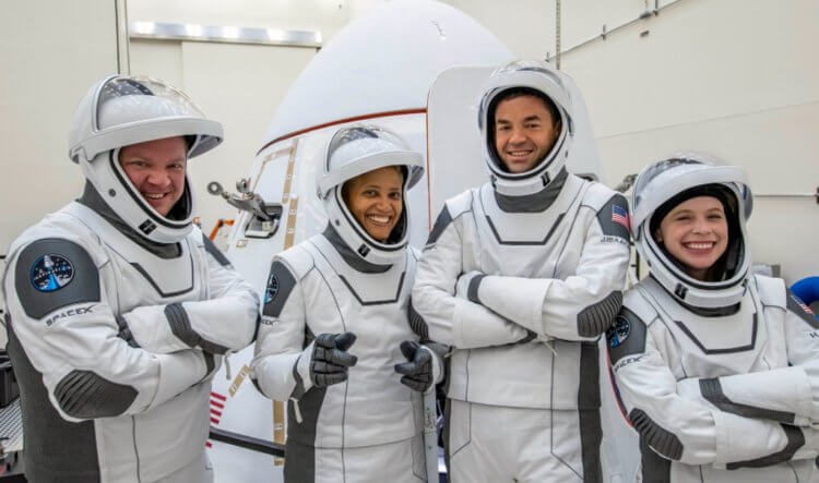 Компания SpaceX запустит в космос обычных людей. Где смотреть трансляцию?