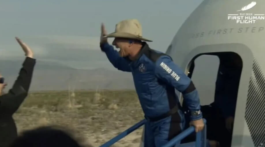 Джефф Безос после полета в космос. Фото.