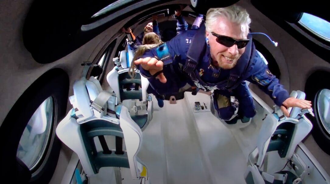 Ричард Брэнсон в космосе. Фото.