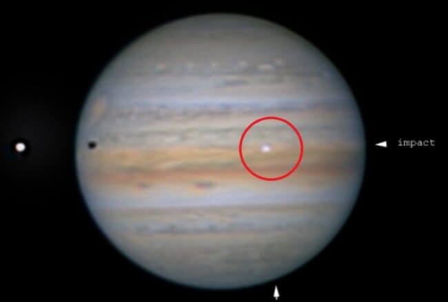 На поверхность Юпитера упал загадочный объект. Фото.