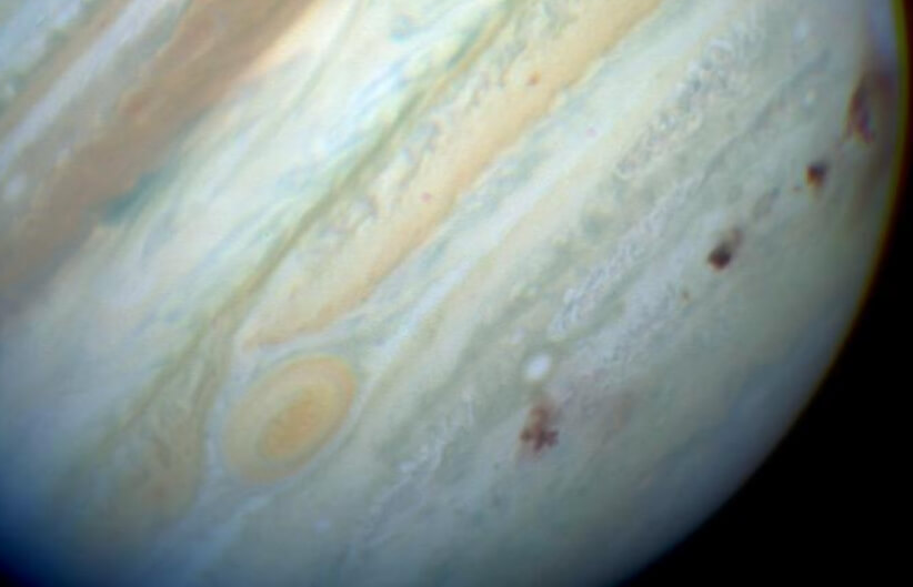Падение комет на поверхность Юпитера. Темные пятна на поверхности Юпитера — следы падений космических объектов. Падение комет на поверхность Юпитера. Темные пятна на поверхности Юпитера — следы падений космических объектов. Фото.