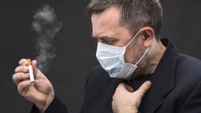 Курильщики возможно реже заражаются коронавирусом — в чем секрет феномена? Фото.