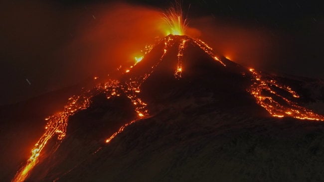 В мире насчитывается по меньшей мере 1500 активных вулканов. Фото.