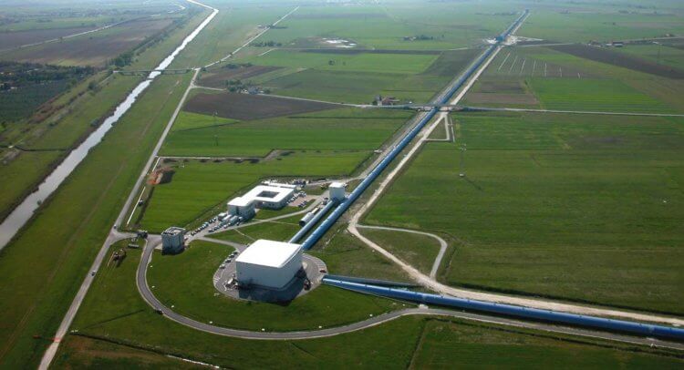 Рябь пространства-времени. Обнаружить гравитационные волны удалось с помощью детекторов LIGO и VIRGO. Фото.