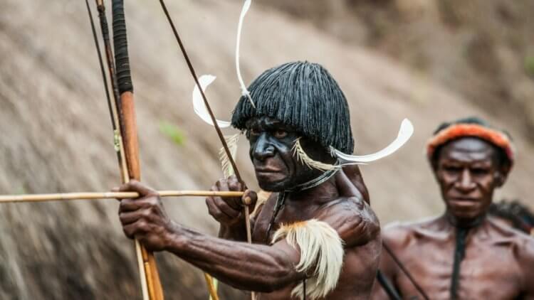 Одежда древних людей. Чтобы посмотреть на одежду наших предков, можно взглянуть на представителей современных диких племен. Фото.