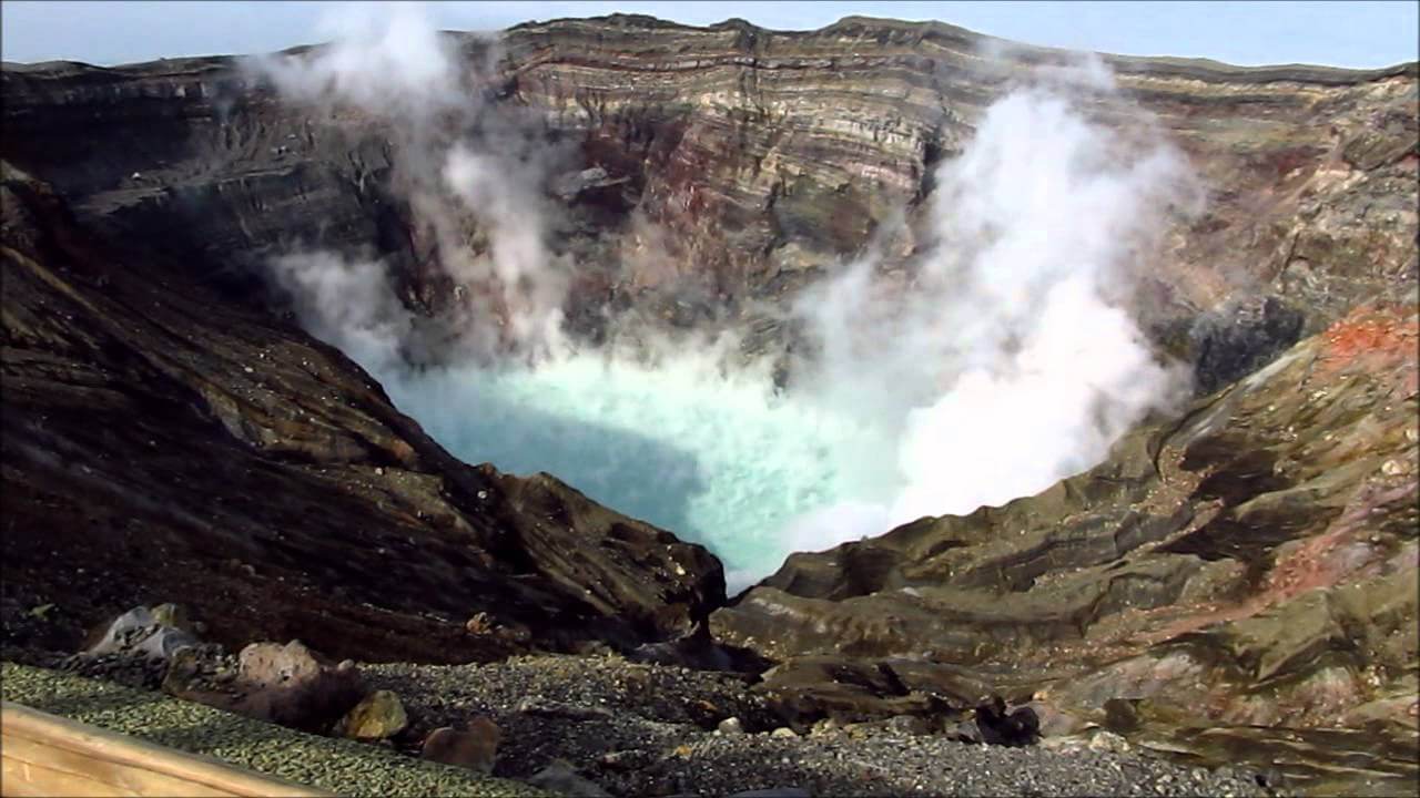 Валлес в США. Вулкан Асо периодически становится причиной гибели людей. Фото.