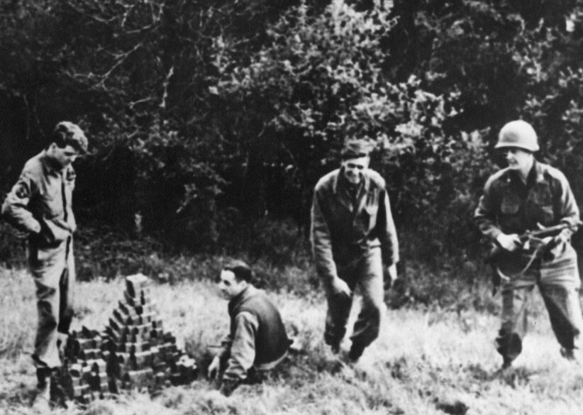 Ядерное оружие нацисткой Германии. Агенты «Алсос» с найденными кубиками урана. Ядерное оружие нацисткой Германии. Агенты «Алсос» с найденными кубиками урана. Фото.