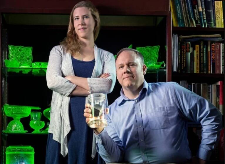 Частная коллекция опасных элементов. Тимоти Коэт и его коллега Мириам Хиберт. Частная коллекция опасных элементов. Тимоти Коэт и его коллега Мириам Хиберт. Фото.