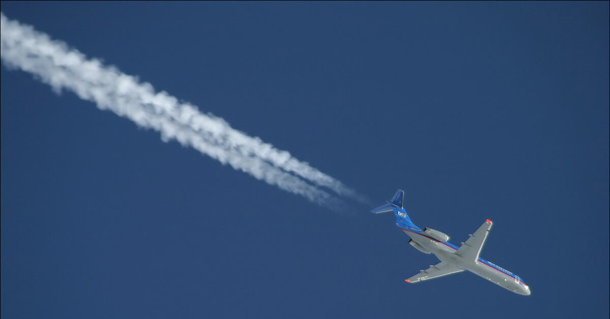 Парниковые газы в атмосфере необходимы. След от самолета в небе, по сути, является льдом. Парниковые газы в атмосфере необходимы. След от самолета в небе, по сути, является льдом. Фото.