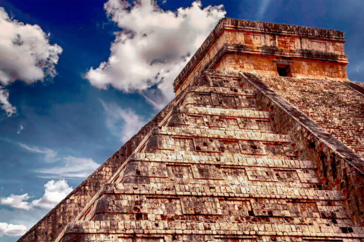 Извержение вулкана не уничтожило цивилизацию Майя. В ответ на извержение вулкана майя построили огромную пирамиду. Фото.