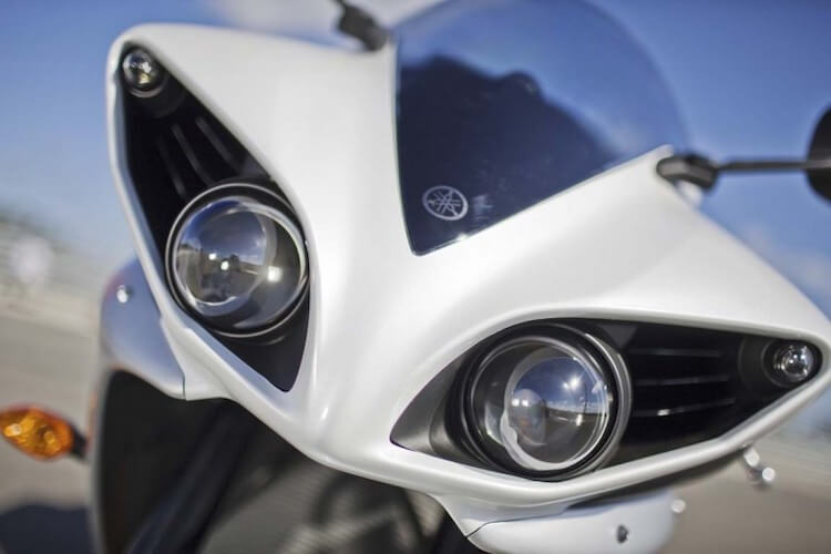 Те, кто в теме, сразу узнают R1 по этим фарам. Но в новых версиях они стали более компактными и менее выразительными. Фото.