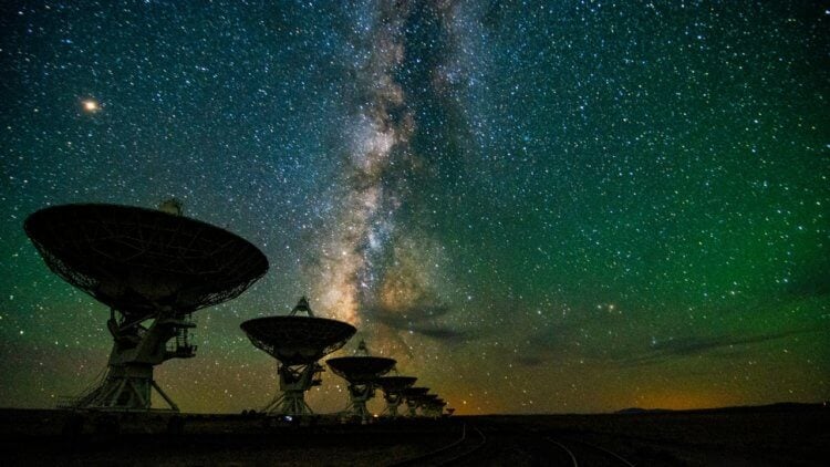 Обнаружен странный повторяющийся сигнал исходящий из центра Млечного Пути. Неизвестный источник в центре Млечного Пути посылает радиосигналы непредсказуемым образом. Исследователи полагают, что причудливый повторяющийся радиосигнал вблизи центра галактики может быть совершенно новым объектом. Фото.