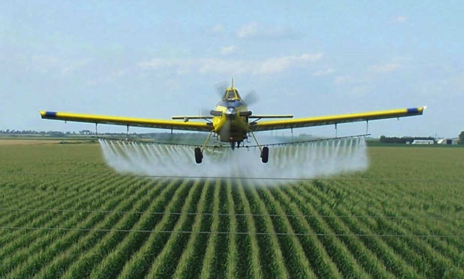 Для разбрызгивания пестицидов часто используются самолеты. Фото.
