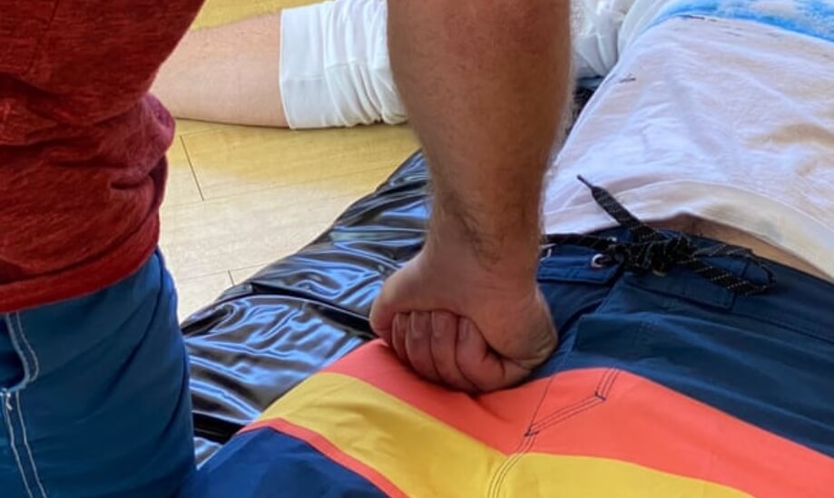 Как остановить кровотечение? Николас Тейлор предлагает останавливать кровотечение в ноге при помощи кулака. Фото.