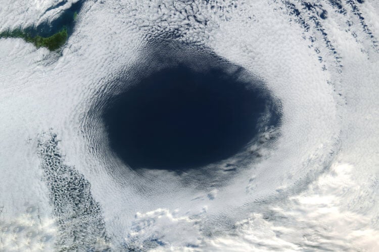 Почему над Антарктидой возникают озоновые дыры. Озоновые дыры возникают в результате естественных процессов и деятельности человека. Фото.