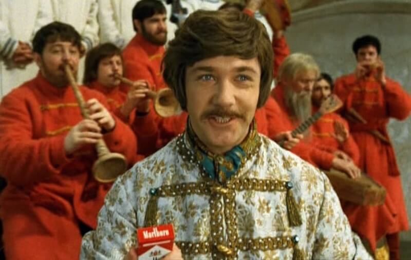 Табачные компании часто используют скрытую рекламу сигарет. Фото.