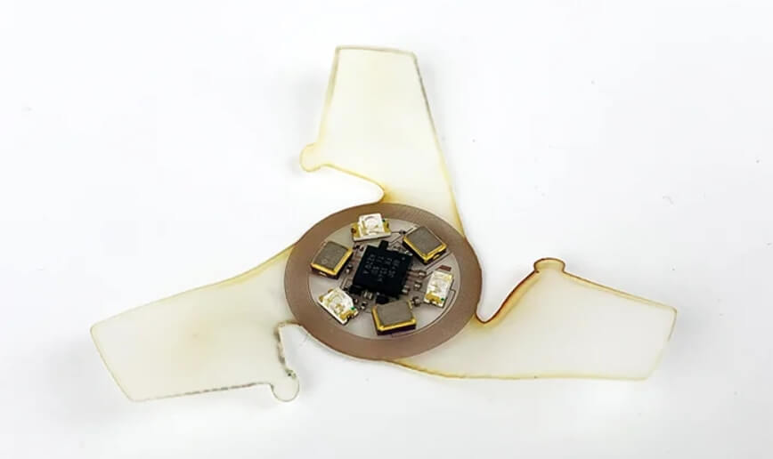 «Крылышки» устройства помогают ему медленнее лететь к земле. Фото.