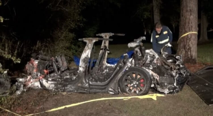 Критика автомобилей Tesla. Результат ужасной аварии 2021 года, в котором якобы виноват автомобиль Tesla. Фото.
