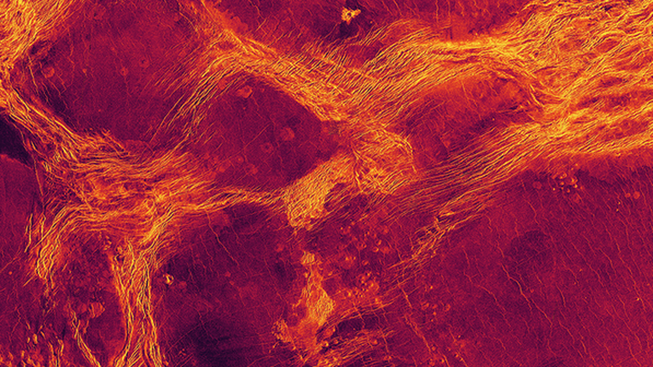 Удивительно, но поверхность самой адской планеты в Солнечной системе, движется как лед, дрейфующий в океане. Фото.