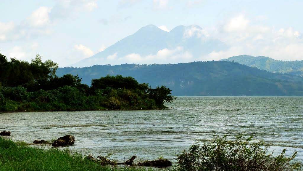 Кальдера вулкана Илопанго, который, как предполагалось, уничтожил цивилизацию майя. Фото.