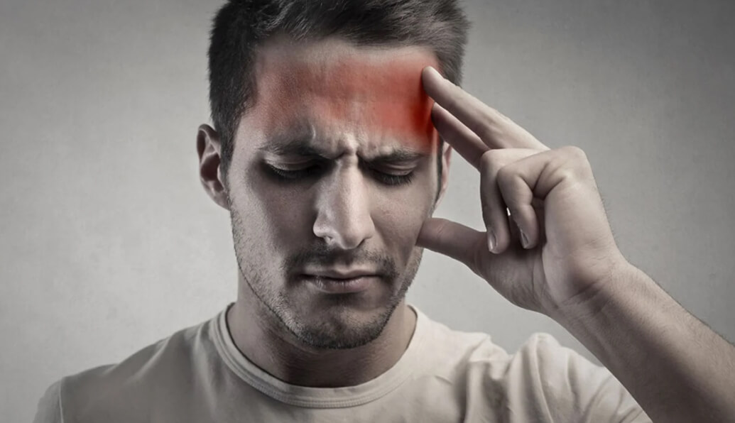 Самый простой способ избавиться от головной боли в плохую погоду — принять обезболивающее. Фото.