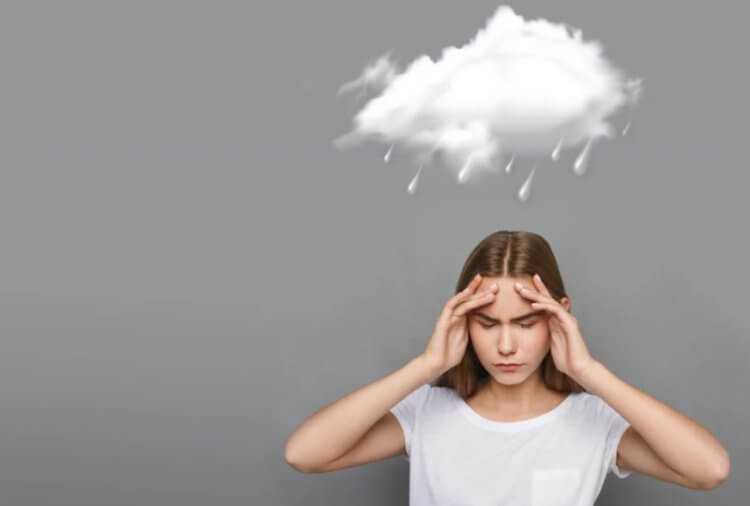Почему в пасмурную погоду болит голова и становится грустно? Почему в плохую погоду ухудшается состояние здоровья? У ученых есть этому объяснение. Фото.