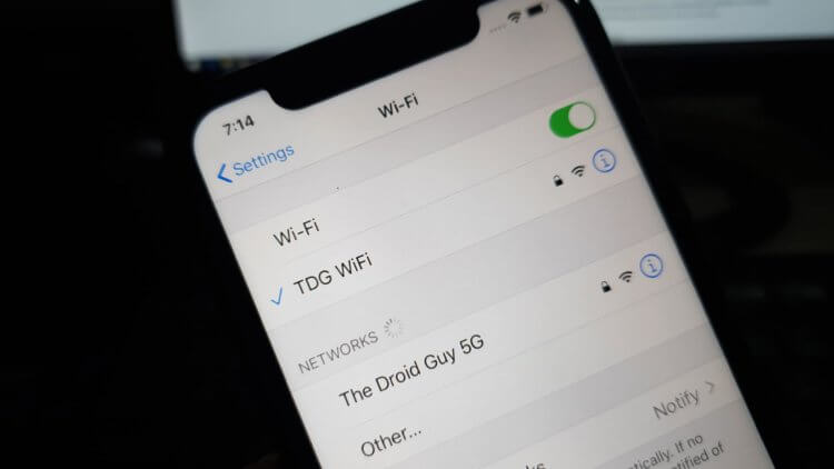 Зачем нужен ВПН. Если вы подключаетесь к WI-Fi-сетям без пароля, использование VPN строго обязательно. Фото.