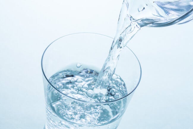 Можно ли пить дистиллированную воду и чем она отличается от кипяченой воды? Фото.