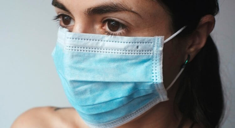 Как состояние десен влияет на общее состояние здоровья. Ношение масок позволяет снизить дозу вирусов в случае заражения. Фото.