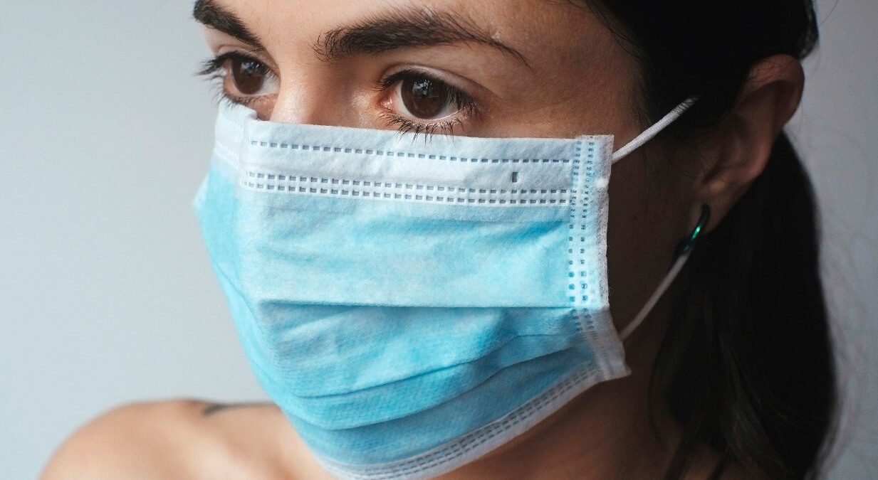 Ношение масок позволяет снизить дозу вирусов в случае заражения. Фото.