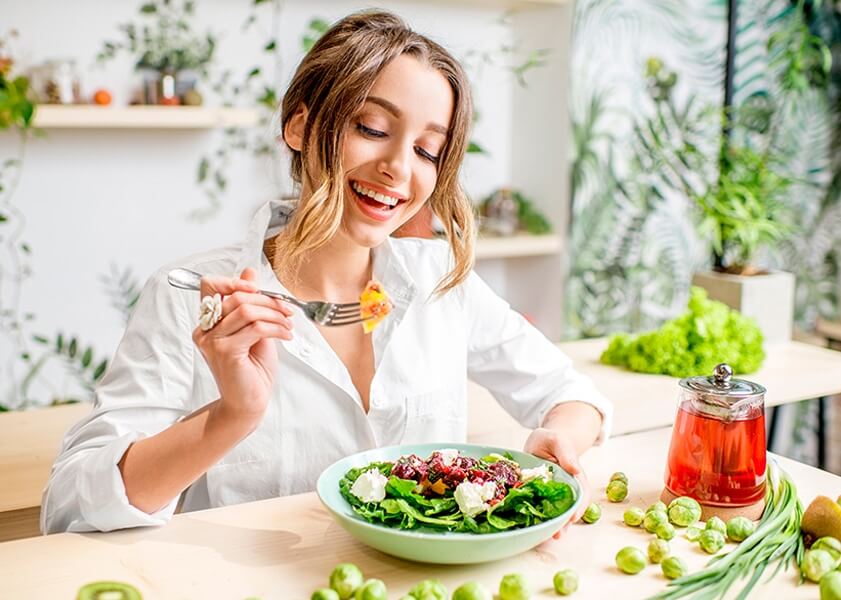 При интервальном голодании человек может употреблять любое количество калорий, но только в определенный период суток. Фото.