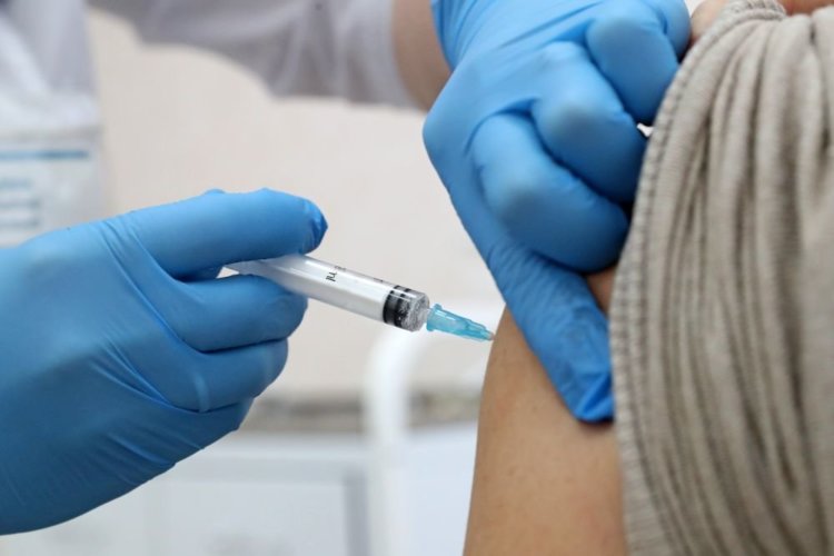 Нужно ли вакцинироваться после COVID-19 — супериммунитет или смерть? Вакцинироваться следует спустя 6 месяцев после перенесения болезни. Фото.