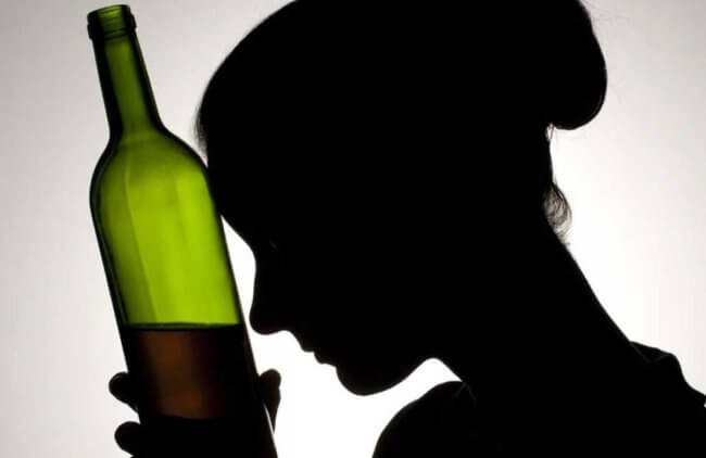 Почему женщины больше подвержены алкоголизму, чем мужчины. Фото.