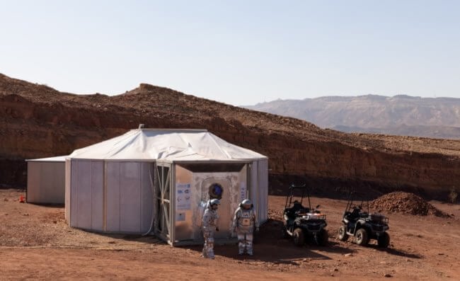 Шесть людей проведут месяц в пустыне, чтобы ощутить себя как на Марсе. Фото.