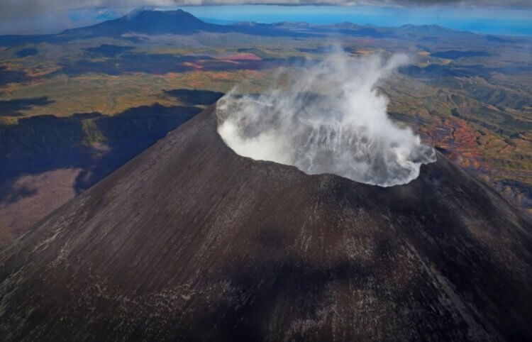 Опасность японского вулкана Асо. Землетрясения часто являются предвестниками извержений вулканов. Фото.