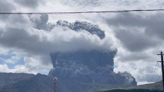 В Японии извергается опасный вулкан Асо. Насколько все серьезно? Фото.