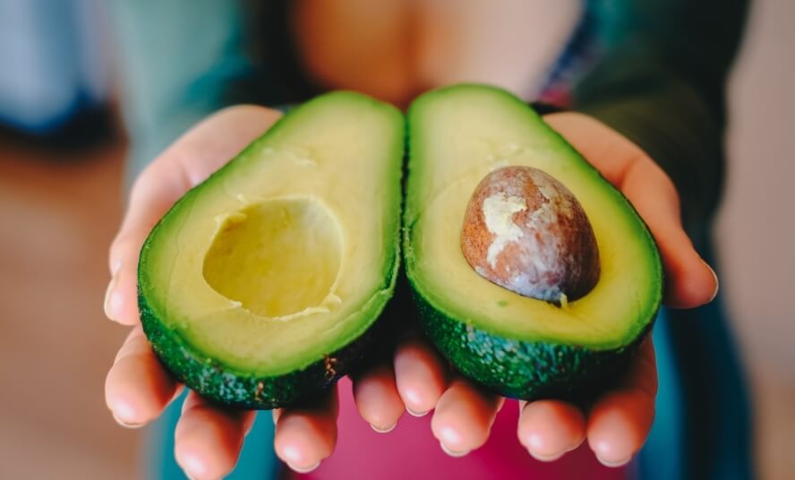 Как правильно есть авокадо? Если коротко, разделите авокадо надвое и ешьте мякоть. Фото.