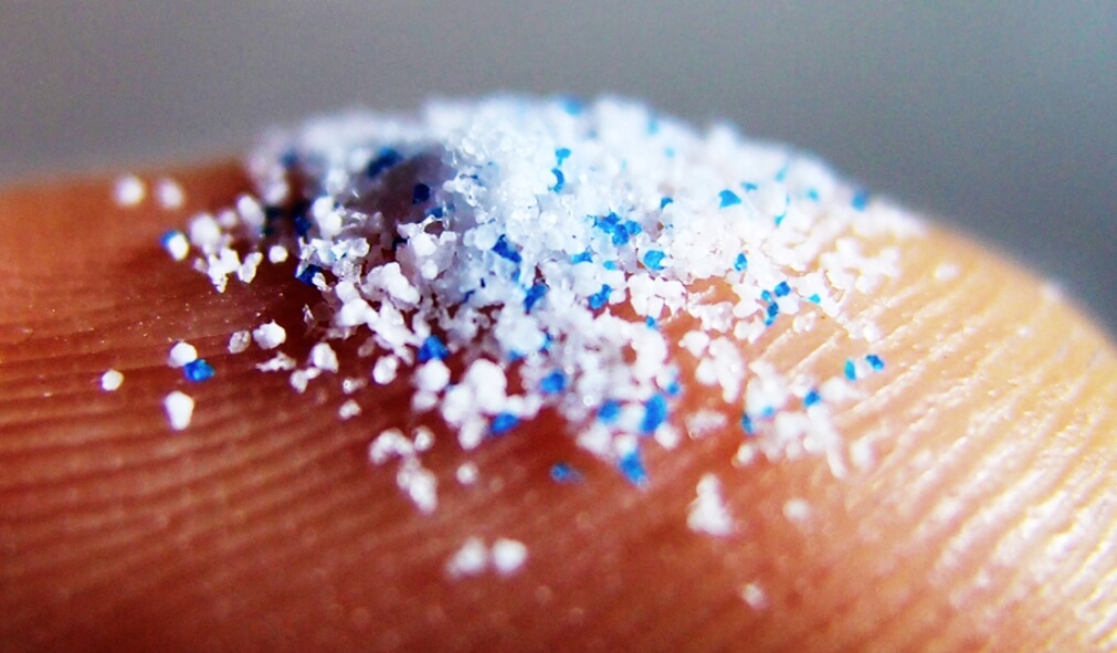 Пластик в молоке и мясе животных. Частицы микропластика. Фото.