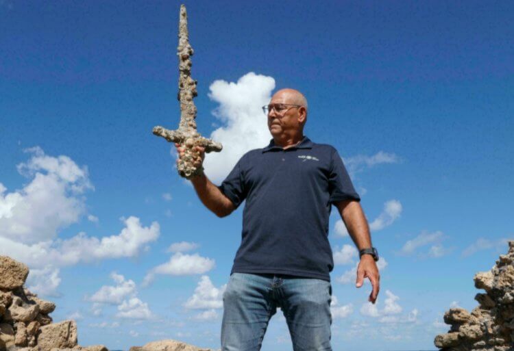 Пловец нашел в Израиле 900-летний меч средневекового рыцаря