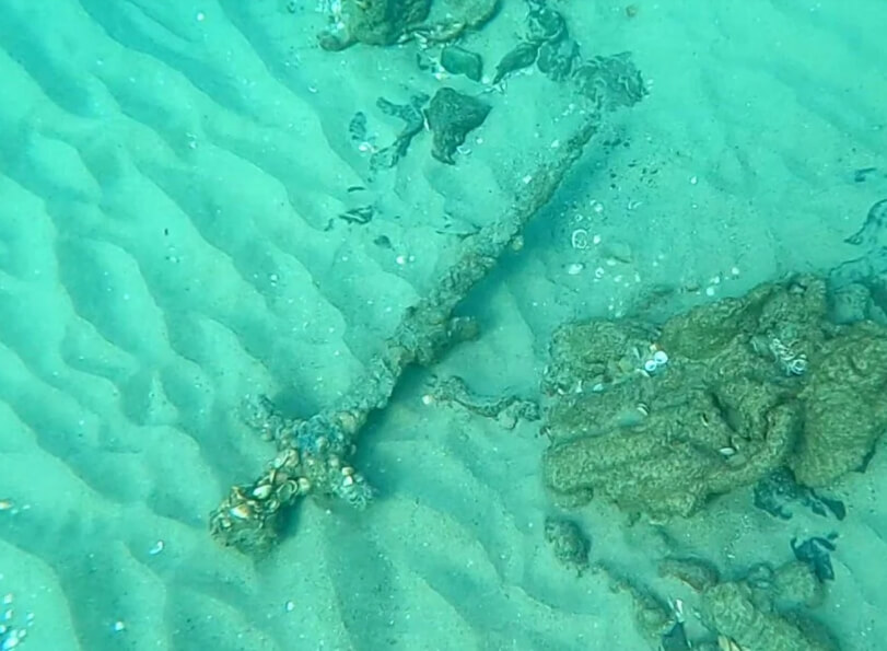 Старинный меч на морском дне. Фото.